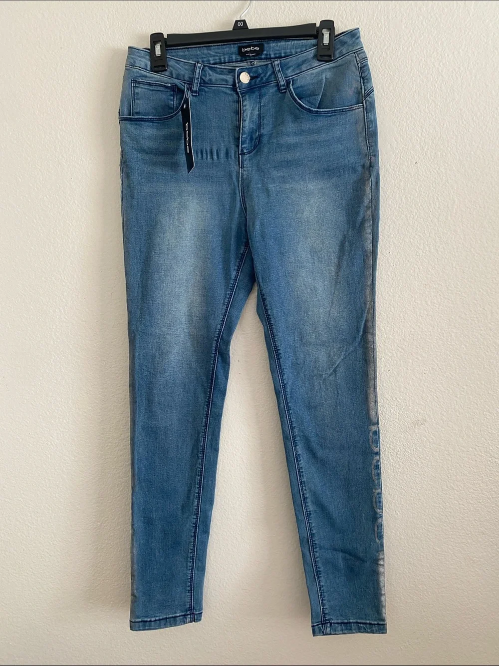 BEBÉ  Skinny Jeans in Faded Blue Stretch. Size 29
